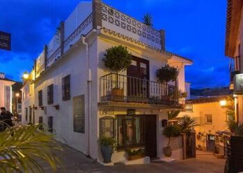 El incendio forestal llega al termino de Benahavís y todos sus vecinos son desalojados