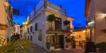 El incendio forestal llega al termino de Benahavís y todos sus vecinos son desalojados