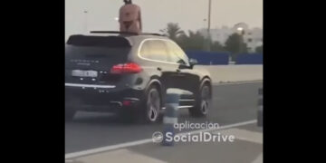 Multan al conductor y la mujer que iba sentada sobre el capó de un coche en Marbella