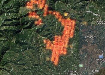 Dos focos y esperanza en el cambio de viento: así evoluciona el incendio forestal