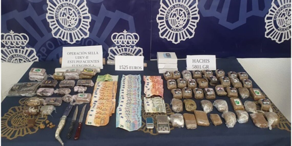 Detenidos tres hermanos por tener un punto de venta de drogas en un domicilio de Fuengirola