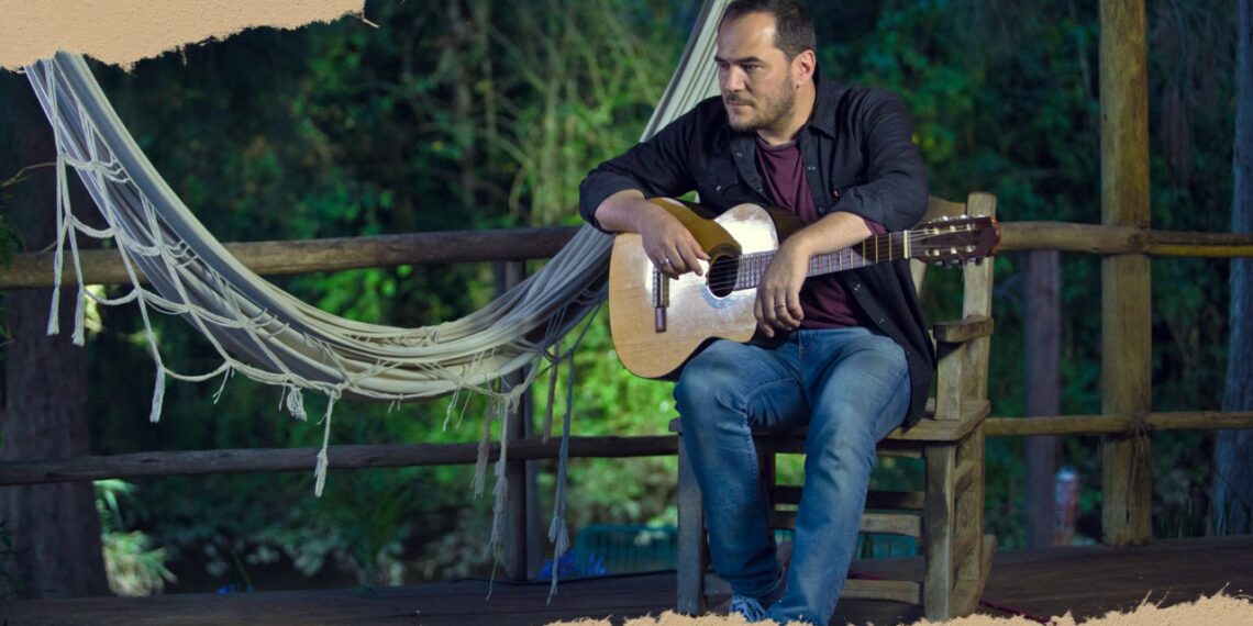 Ismael Serrano actúa en Casares este viernes en el aniversario de la emisora municipal