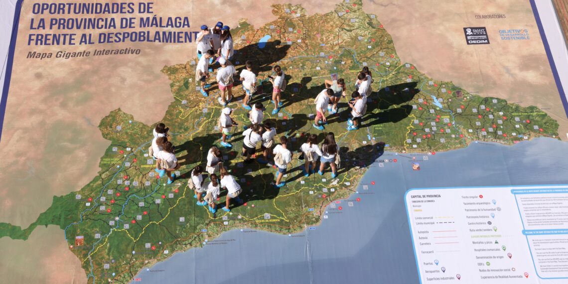 Más de 3.000 personas visitan el Mapa Gigante Interactivo de la provincia, que recala hoy en la sede de la Diputación