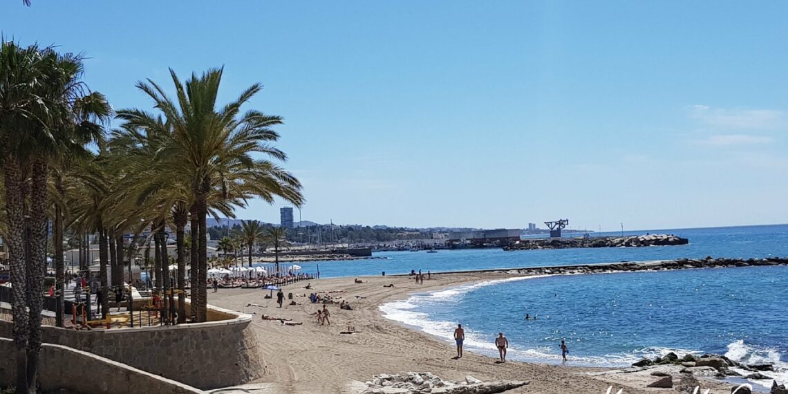 La aparición de un supuesto artefacto explosivo obliga a acordonar una playa en Marbella