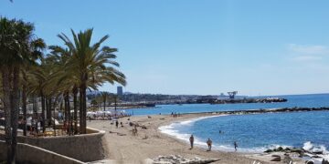 La aparición de un supuesto artefacto explosivo obliga a acordonar una playa en Marbella
