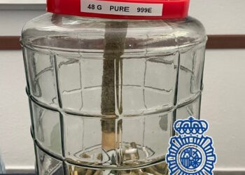 Porros tamaño XL a 1.000 euros: así vendían en un coffee shop de San Pedro