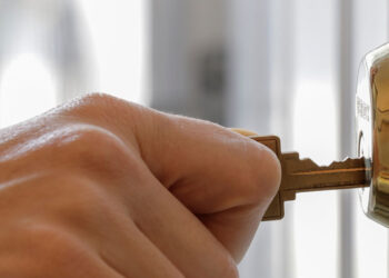 Ser prudentes en redes, que la vivienda parezca habitada o revisar los marcos: consejos de la policía para evitar robos