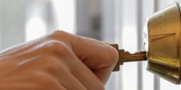 Ser prudentes en redes, que la vivienda parezca habitada o revisar los marcos: consejos de la policía para evitar robos