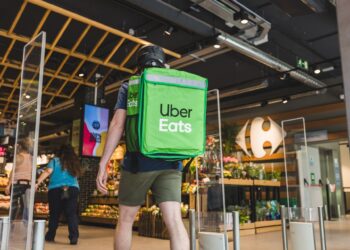 Carrefour y Uber Eats se asocian para llevar la compra a domicilio