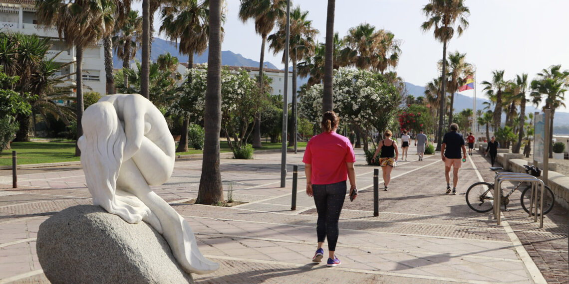 Marbella culmina un plan de remodelación en Puerto Banús, con trabajos de acerado e iluminación