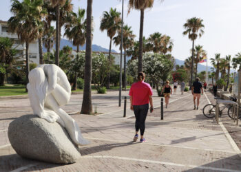 Marbella culmina un plan de remodelación en Puerto Banús, con trabajos de acerado e iluminación