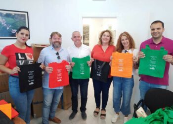 Se reparten 3.000 bolsas libres de plástico en Manilva para concienciar a la población