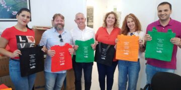 Se reparten 3.000 bolsas libres de plástico en Manilva para concienciar a la población
