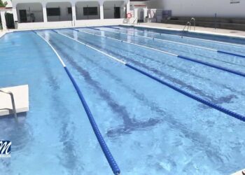 Horarios para disfrutar de la ya abierta al público piscina municipal de Manilva