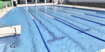 Horarios para disfrutar de la ya abierta al público piscina municipal de Manilva