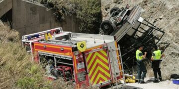 Tres heridos al caer una furgoneta por un terraplén en la A-355 en Coín