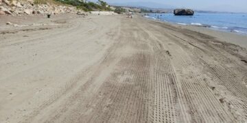 Así han quedado las playas de Casares tras retirada del gran manto de algas invasoras