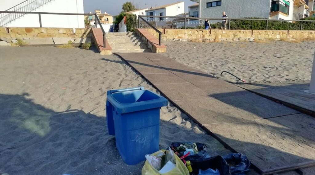 Bolsas de residuos arrojadas alrededor de cubos vacíos: un domingo en las playas de Manilva