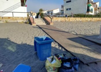 Bolsas de residuos arrojadas alrededor de cubos vacíos: un domingo en las playas de Manilva