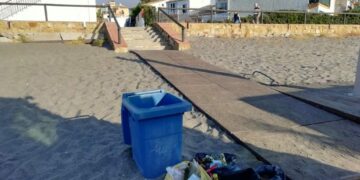 Bolsas de residuos arrojadas alrededor de cubos vacíos: un domingo en las playas de Manilva