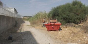 Intensa labor de desbroce y limpieza en Manilva