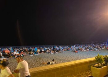 Unos 300 vecinos disfrutan del cine de verano en Sabinillas