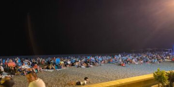 Unos 300 vecinos disfrutan del cine de verano en Sabinillas