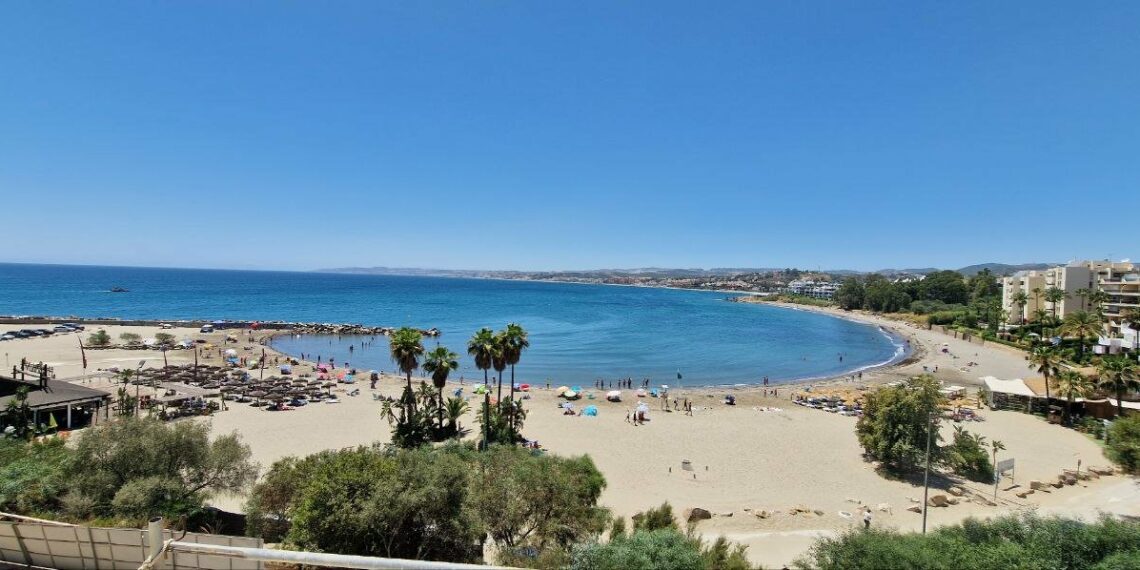 La playa del Cristo recibirá aportes de arena procedentes del dragado de la boca del puerto deportivo de Estepona