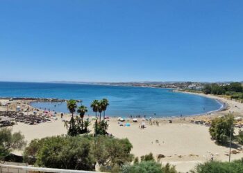 La playa del Cristo recibirá aportes de arena procedentes del dragado de la boca del puerto deportivo de Estepona