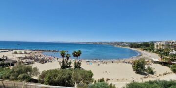 La playa del Cristo recibirá aportes de arena procedentes del dragado de la boca del puerto deportivo de Estepona