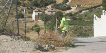 Operarios del Ayuntamiento de Manilva desbrozan y crean cortafuegos