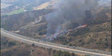 Controlado el incendio declarado junto a la AP-7 en Mijas