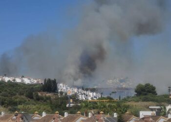 Solicitan refuerzos a Marbella para extinguir el incendio de Estepona mientras el de Mijas obliga a cortar la AP-7