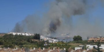 Solicitan refuerzos a Marbella para extinguir el incendio de Estepona mientras el de Mijas obliga a cortar la AP-7