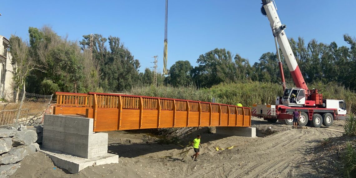 El puente peatonal de Arroyo Parrilla se ha colocado esta mañana