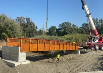 El puente peatonal de Arroyo Parrilla se ha colocado esta mañana
