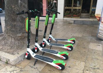 Llegan a las calles de Estepona las bicicletas y patinetes de alquiler