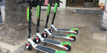 Llegan a las calles de Estepona las bicicletas y patinetes de alquiler