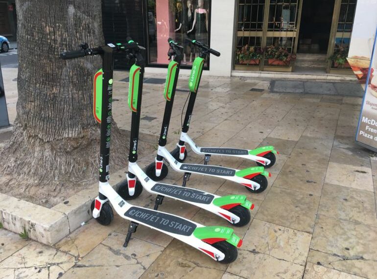 Llegan a las calles de Estepona las bicicletas y patinetes de alquiler