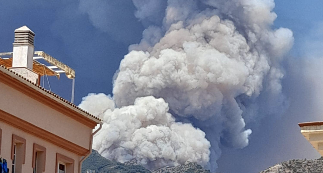 Desalojados 2.300 vecinos por el incendio forestal de Mijas