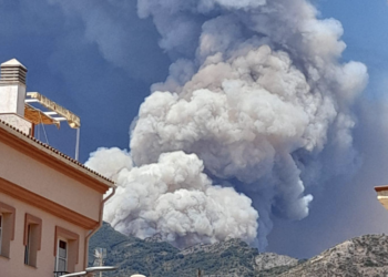 Desalojados 2.300 vecinos por el incendio forestal de Mijas
