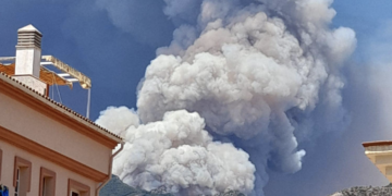 Desalojados 2.300 vecinos por el incendio forestal de Mijas