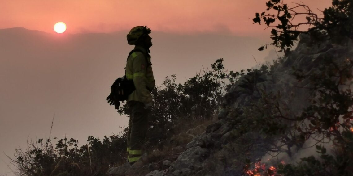 Un centenar de efectivos continúa con las labores para controlar el incendio en la Sierra de Mijas