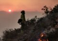 Un centenar de efectivos continúa con las labores para controlar el incendio en la Sierra de Mijas