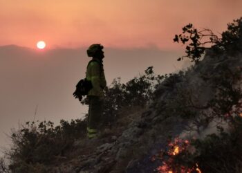 Un centenar de efectivos continúa con las labores para controlar el incendio en la Sierra de Mijas