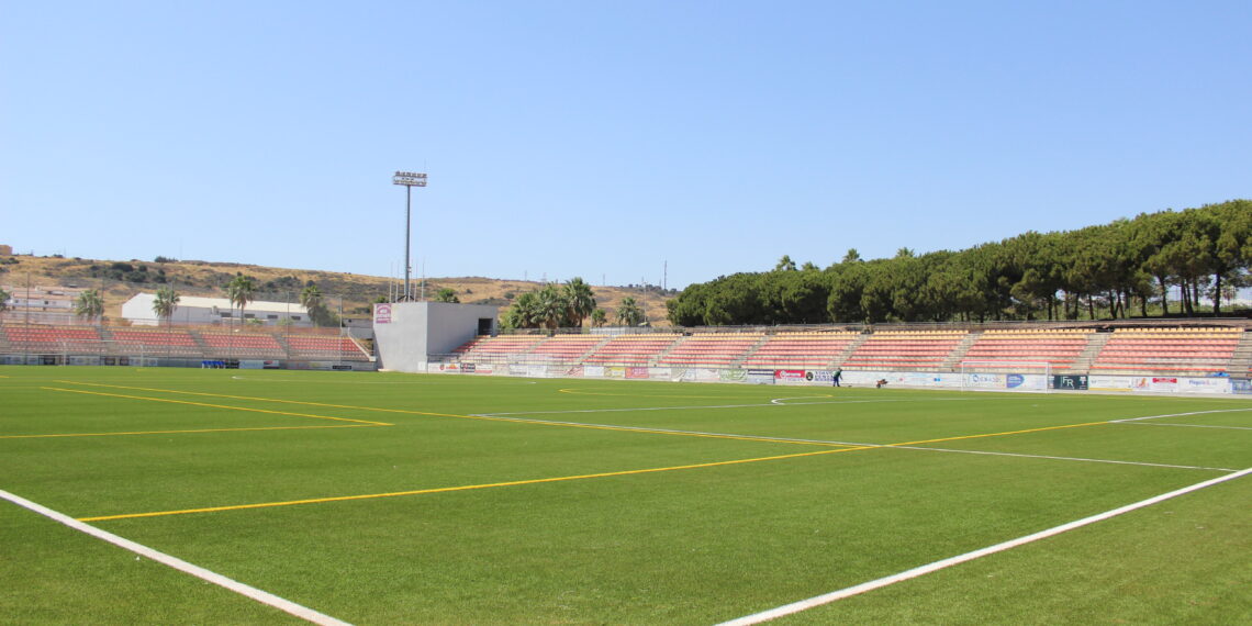 Mejoras en el césped del estadio de fútbol ‘Francisco Muñoz Pérez’ de Estepona
