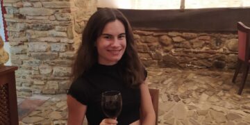 La esteponera Yohana Anaya publica sexto libro, “Pájaros enjaulados”, una colección de 40 biografías de mujeres hondureñas