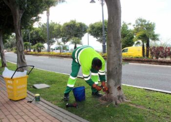 IU Estepona solicita que se dote a los operarios municipales de ropa fresca y se limiten los horarios ante la ola de calor