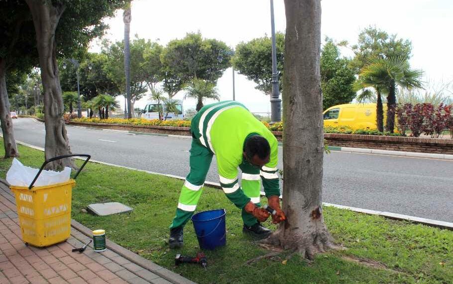 IU Estepona solicita que se dote a los operarios municipales de ropa fresca y se limiten los horarios ante la ola de calor