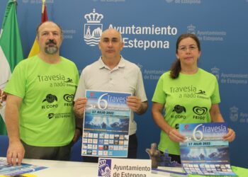 Estepona vuelve a celebrar la tradicional Travesía a Nado Virgen del Carmen Coronada